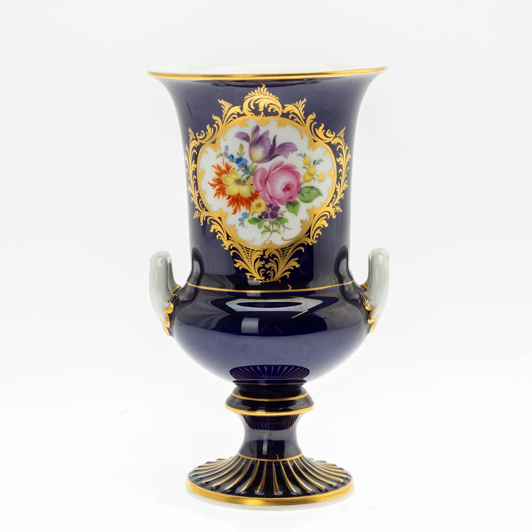 MEISSEN. Kratervase mit kobaltblauen Fond und Blumenmalerei, nach 1945. — European — Stockholms Auktionsverk Hamburg