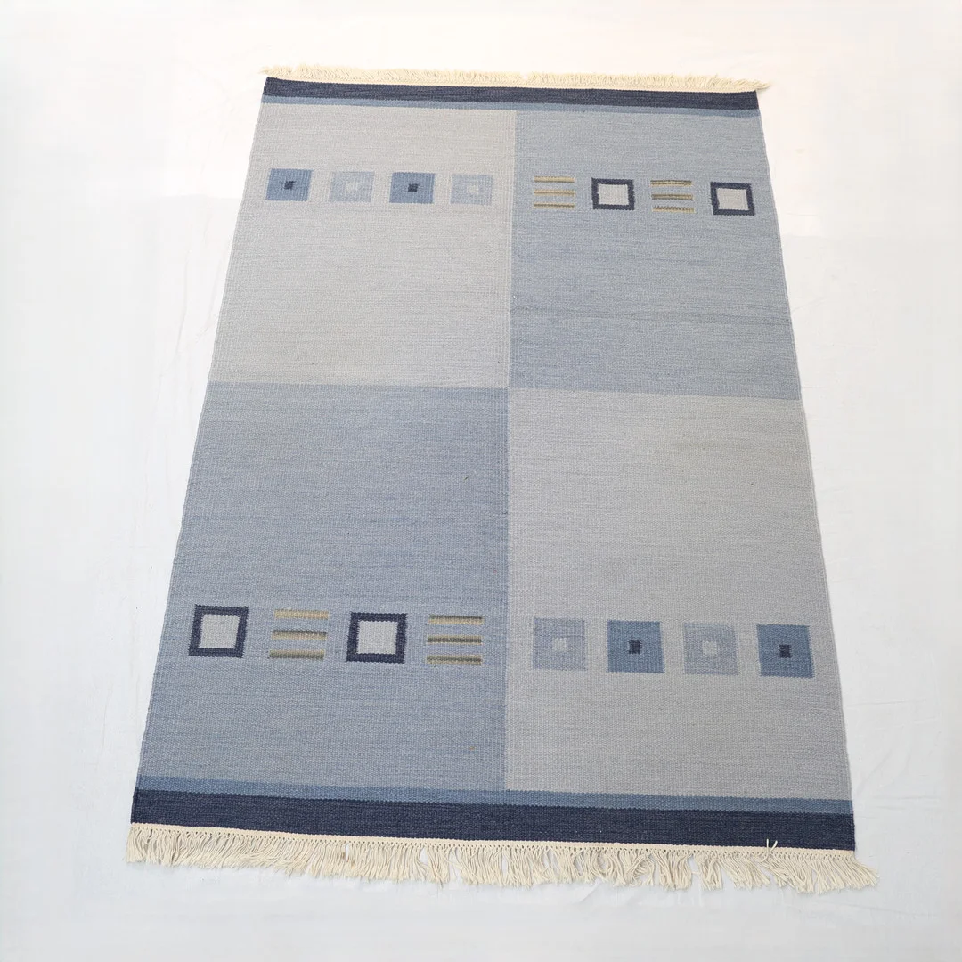 MATTA, Vävd, röllakan, med geometrisk dekor. — Carpets — Falun Auktionsbyrå
