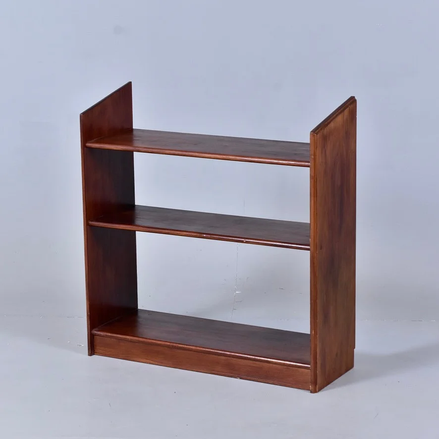 VÄGHYLLA, mahogny, 1900-tal. — Cupboards, Cabinets & Shelves — Halmstads Auktionskammare