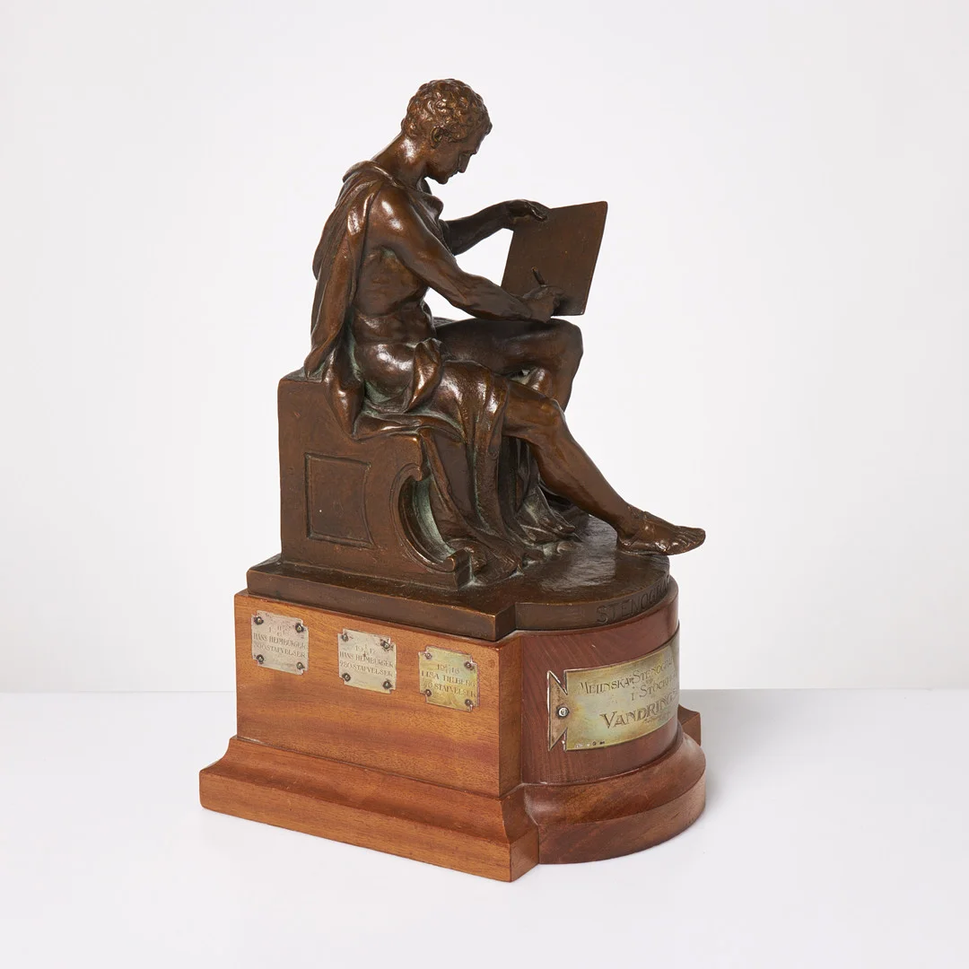 ALFRED OHLSON. "Stenografen", skulptur, patinerad brons, gjutarstämpel H Bergman Fud, signerad. — Sculptures & Bronzes — Stockholms Auktionsverk Sickla