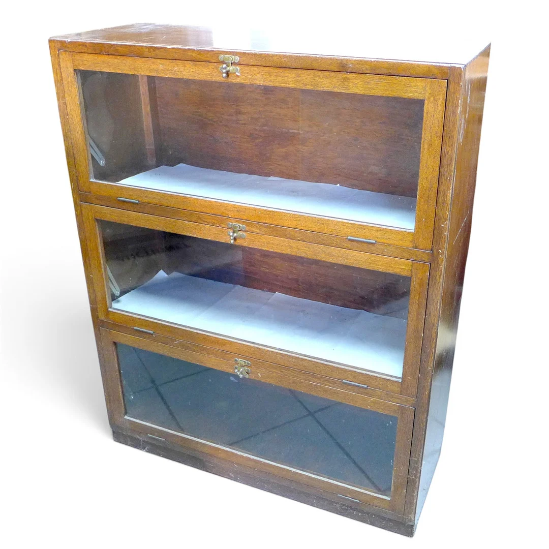 A MID CENTURY OAK GLAZED BOOKCASE. — Cupboards, Cabinets & Shelves — Batemans of Stamford