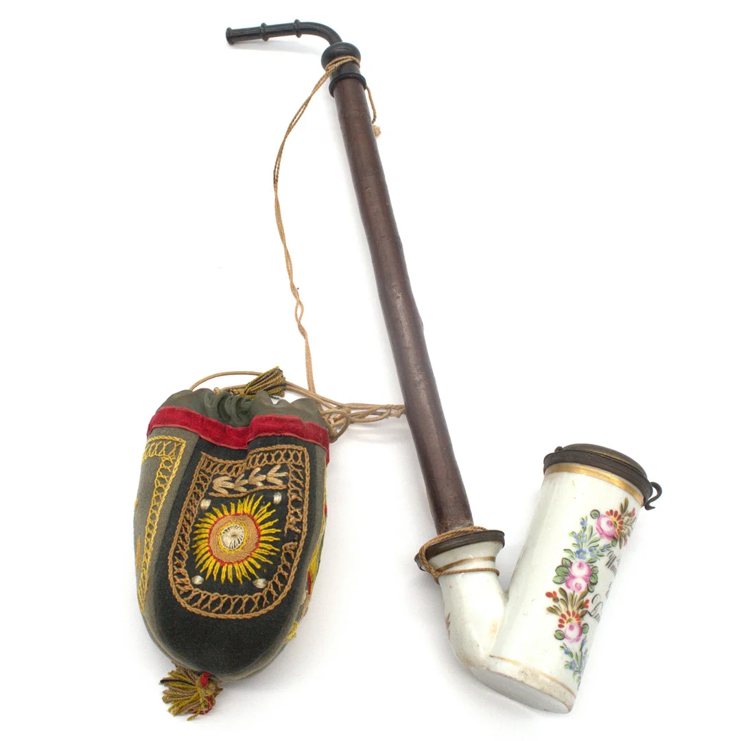 HISTORISCHE GESTECKPFEIFE MIT PORZELLANKOPF, HANDBEMALT, MIT SPRUCH , 19. JAHRHUNDERT. — Miscellaneous — Kunst- und Auktionshaus Kleinhenz