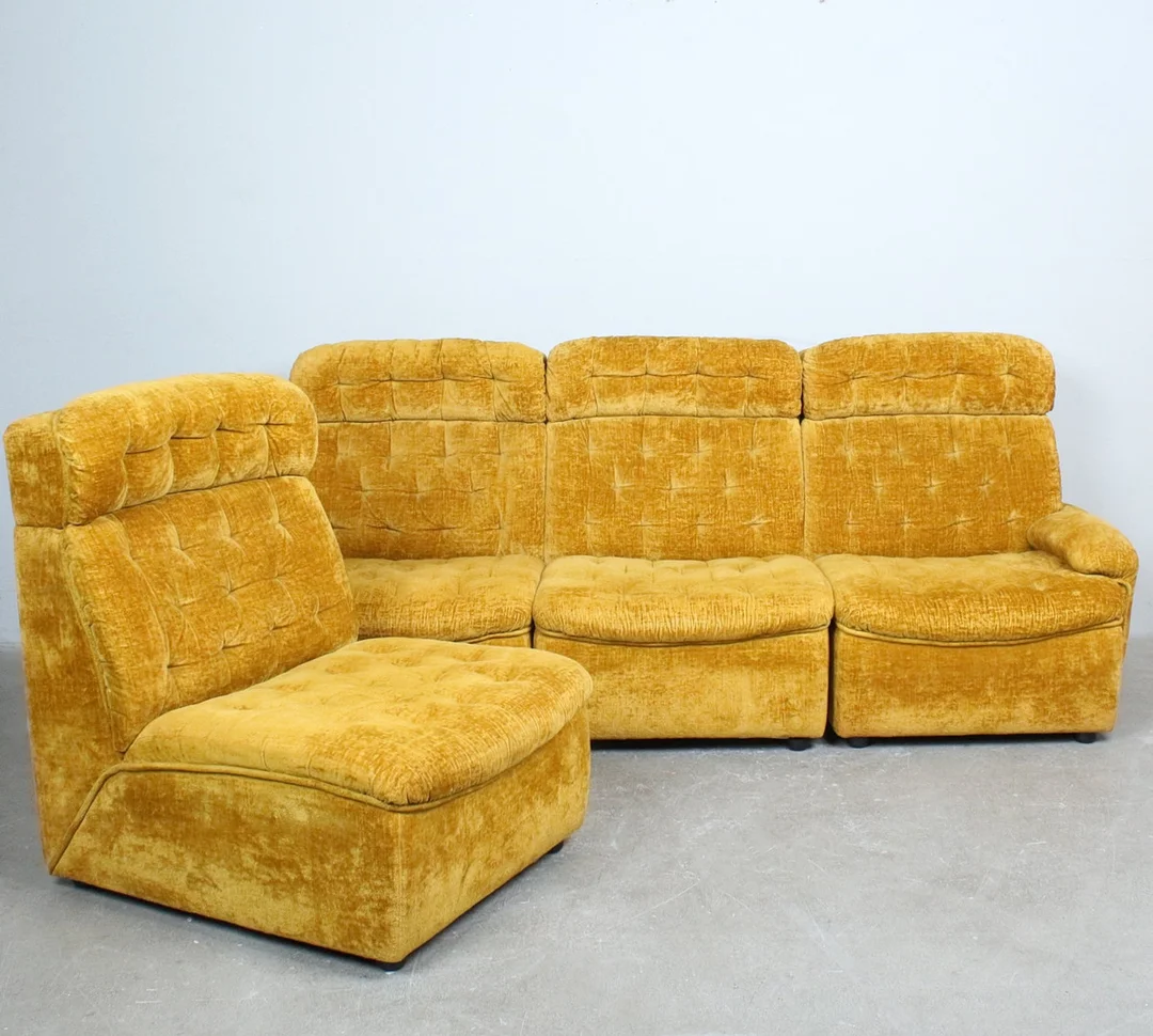 Vierteiliges Modulsofa / Sitzelemente aus den 1970er Jahren mit Samt (4). — Sofas & Seatings — Stockholms Auktionsverk Düsseldorf/Neuss