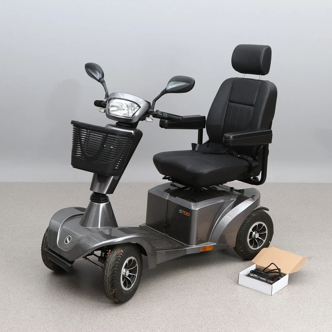 STERLING, PERMOBIL. S700. Med laddare, manual samt nycklar. — Other — Skånes Auktionsverk