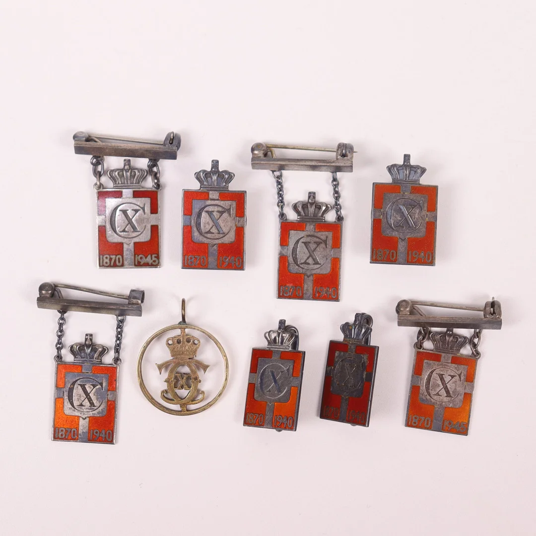 GEORG JENSEN. kungamärken / pins / broscher, Kung Kristian X av Danmark mm, 9 delar. — Other collectables — Markus Auktioner