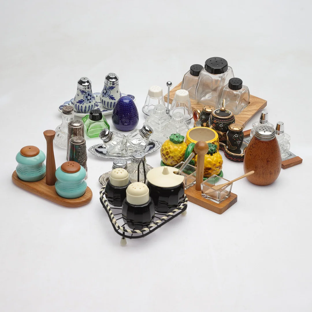 SALT-/PEPPARKAR, ca 17 st/set, olika material, 1900-tal. — Miscellaneous — Gomér & Andersson Norrköping