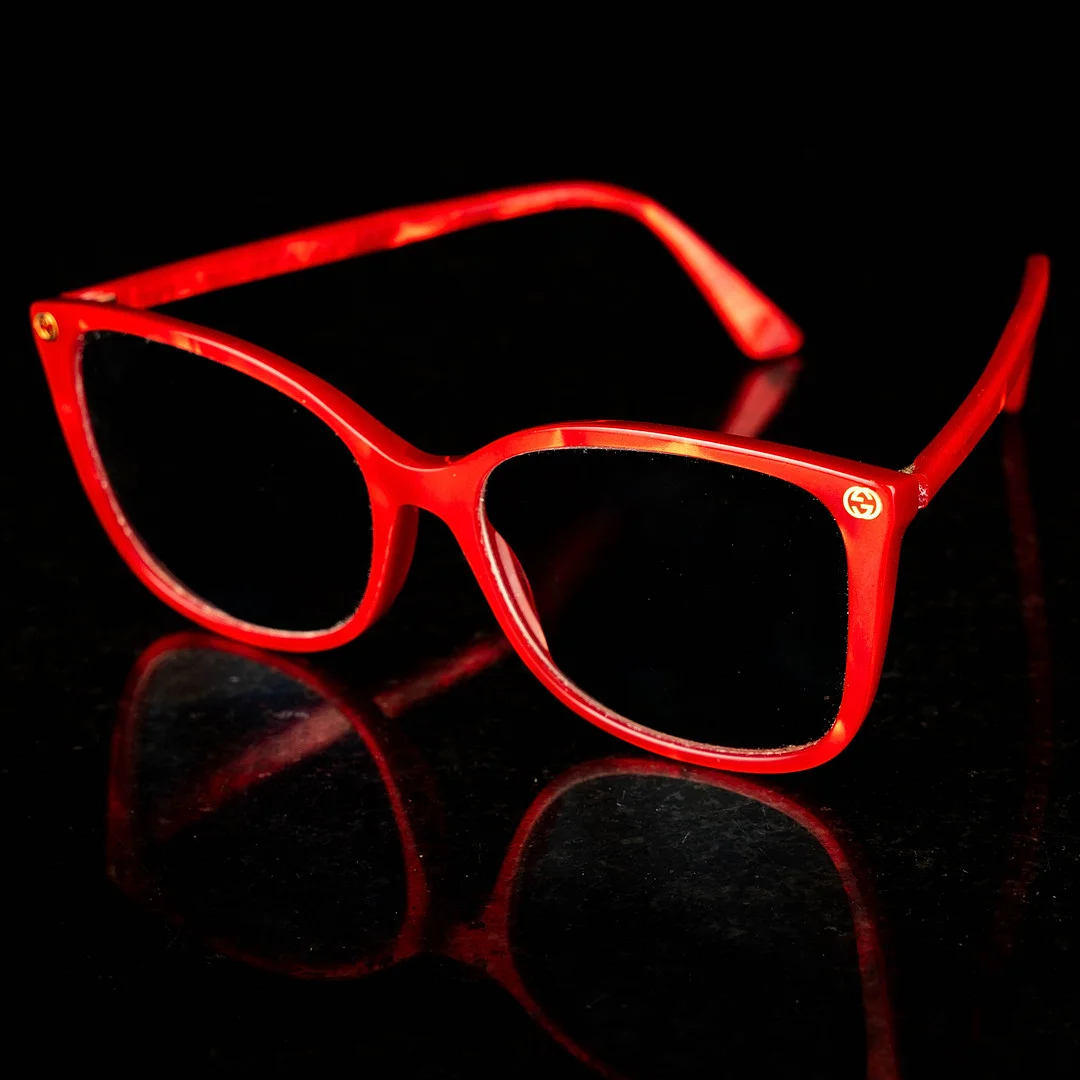 GUCCI. Glasögon, Röd båge. — Vintage & Designer Fashion — Norrlands Auktionsverk