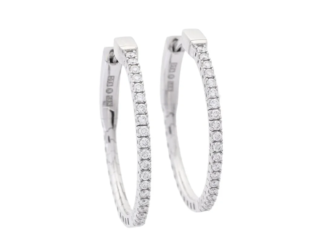 ÖRRINGAR, 18K vitguld, 40 briljantslipade diamanter ca 0,35 ctv, ca TW-W/VVS-VS, stift, diameter 25 mm, vikt 6,2 g. — Smycken/Örringar — Kaplans