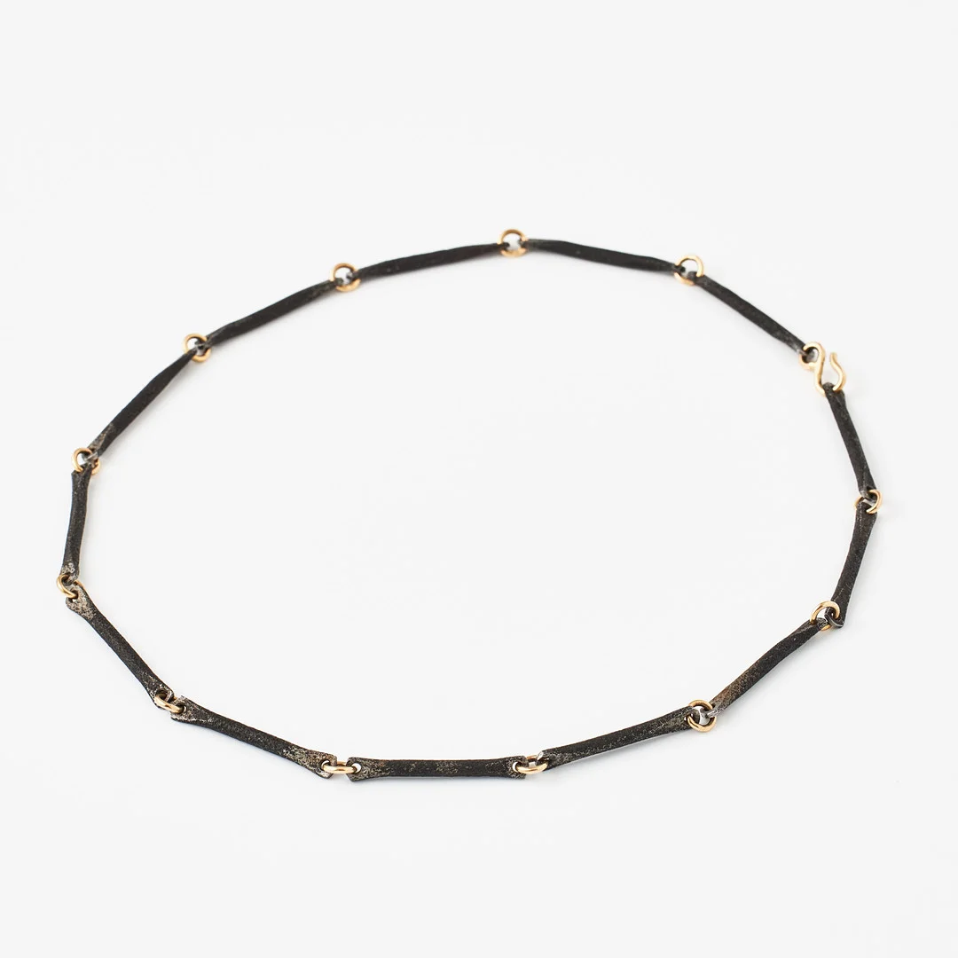HALSBAND, 18 k guld och järn, stavar i järn med mellanliggande ringar av 18 k guld samt lås, stämplat 18 k (övriga stämplar saknas), 1990-tal. — Necklace — Stockholms Auktionsverk Magasin 5
