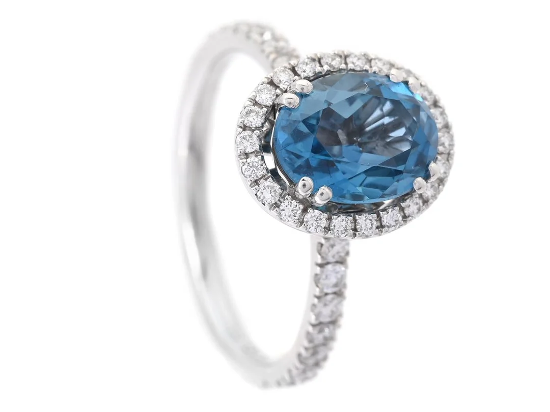 STRÖMDAHLS, carmoséring, 18K vitguld, ovalslipad topas 3,70 ct, 40 briljantslipade diamanter 0,51 ct, TW/VS-SI, stl 17,5 mm, vikt 4,7 g. — Smycken/Carmoséring — Kaplans