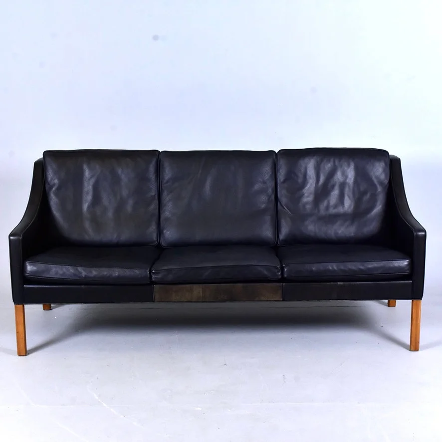 BØRGE MOGENSEN (1914–1972). Soffa, tresits, modell nr 2209, Fredericia Furniture, Danmark, formgiven 1963. — Sofas & Seatings — Halmstads Auktionskammare