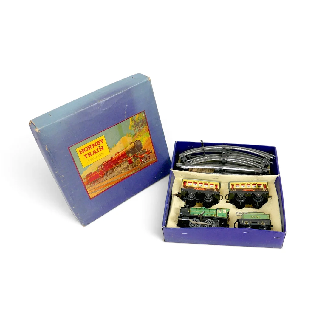 A HORNBY TINPLATE O GAUGE TRAINSET. — Model railways — Batemans of Stamford