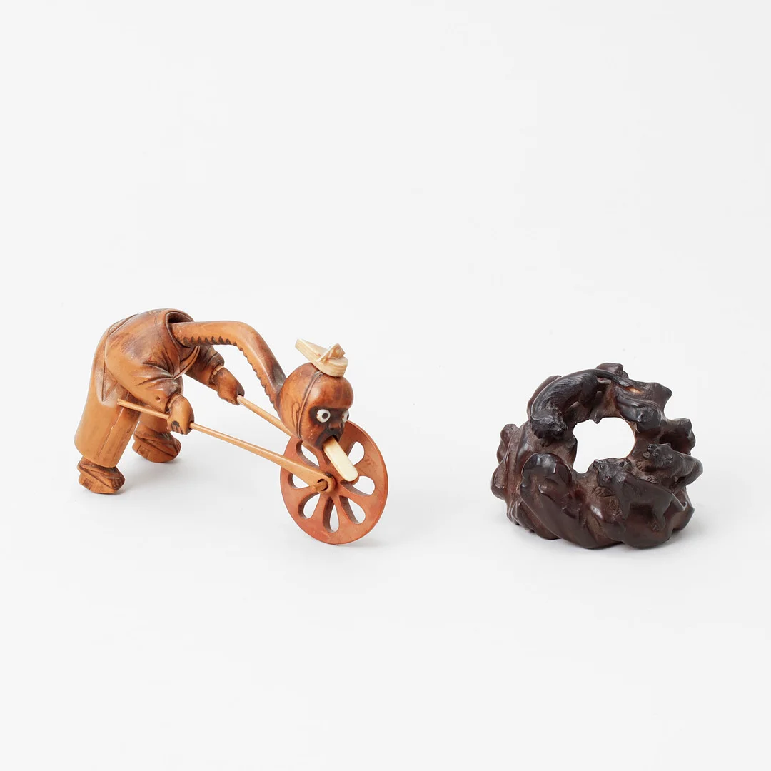 KOBE-DOCKA samt OKIMONO, Japan, Meiji, 18/1900-tal. — Other — Göteborgs Auktionsverk
