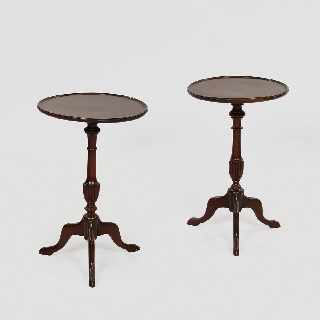 ANTON KILDEBERG (1870-1941). TILSKREVET. Et par cirkulære sideborde af mahogni og bejdset bøg, Danmark, 1900-tallets første halvdel, (2). — Tables — Palsgaard Kunstauktioner