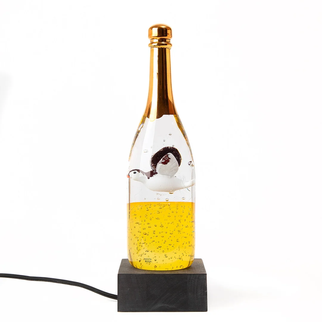 KJELL ENGMAN. Skulptur, "Who have touched my bottle", glas, Kosta Boda, signerad, limiterad upplaga om 100 exemplar. — Art glass — Stockholms Auktionsverk Göteborg