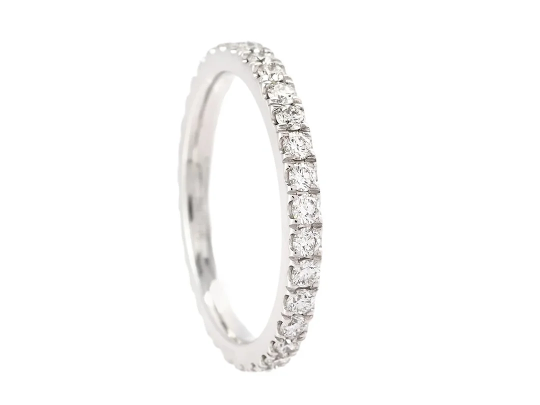HELLALLIANSRING, 18K vitguld, briljantslipade diamanter ca 0,70 ctv, ca W/SI, stl 15,75 mm, vikt 2,6 g. — Smycken/Alliansring — Kaplans