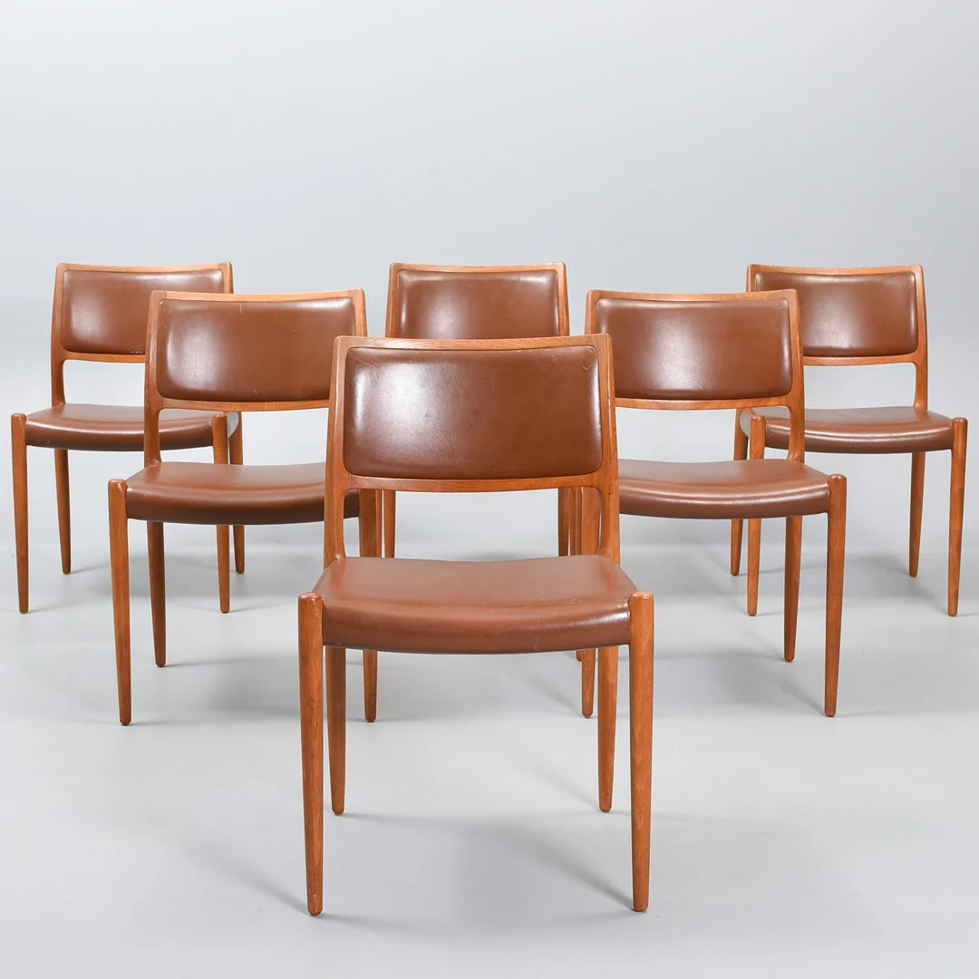 NIELS OTTO MØLLER. Model 80 sæt af seks stole i palisander og læder. J. L. Møllers Møbelfabrik, Danmark, 1960'erne. — Armchairs & Chairs — Sørensen Auktioner