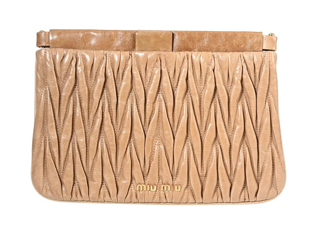 CLUTCH, MIU MIU, beige läder, guldfärgade beslag, 29x19 cm. — Accessoarer/Väskor — Kaplans