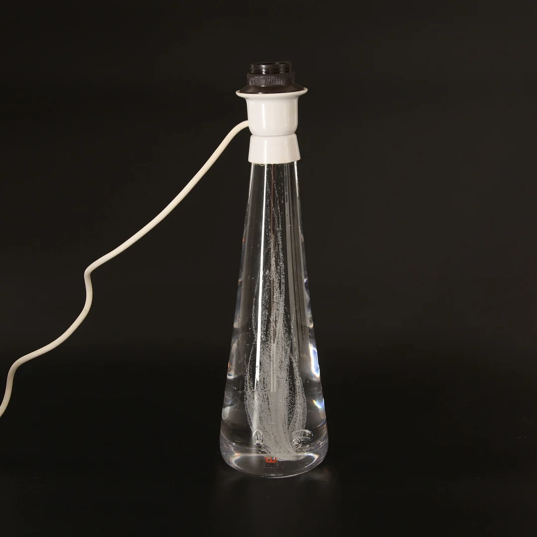 VICKE LINDSTRAND. 1904-1983. Bordslampa, glas, Kosta, signerad. — Table Lamps — Auktionsverket Engelholm