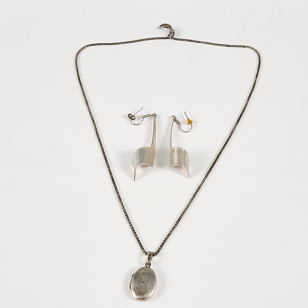 ÖRHÄNGEN + halskedja med berlock, silver. — Jewellery — Metropol Auktioner
