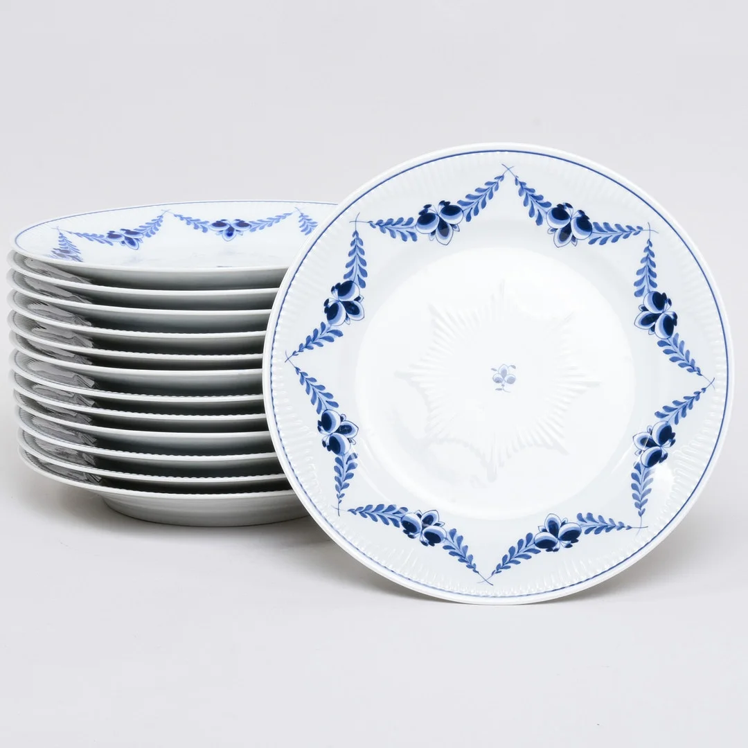 ROYAL COPENHAGEN 13 tallerkner. "Stjerneriflet". 2. sortering. Danmark. (13). — European — Sørensen Auktioner