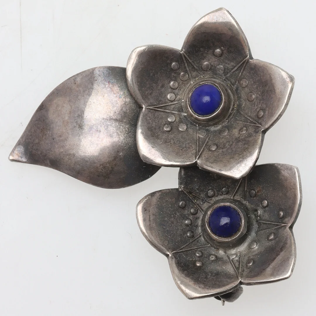GERTRUD ENGEL. Brosch, sterlingsilver med tanzanit, Michelsen AB, 1950-tal. — Brooches & Pendants — Ekenbergs Auktioner