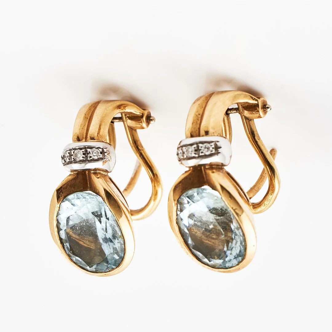 ÖRHÄNGEN, 1 par, 18 k guld, fasettslipade ljusblå stenar, 6 småbriljanter, stift med clipsbakstycken, Alessandria/Italien, italienska kontrollstämplar. — Earrings — Stockholms Auktionsverk Magasin 5