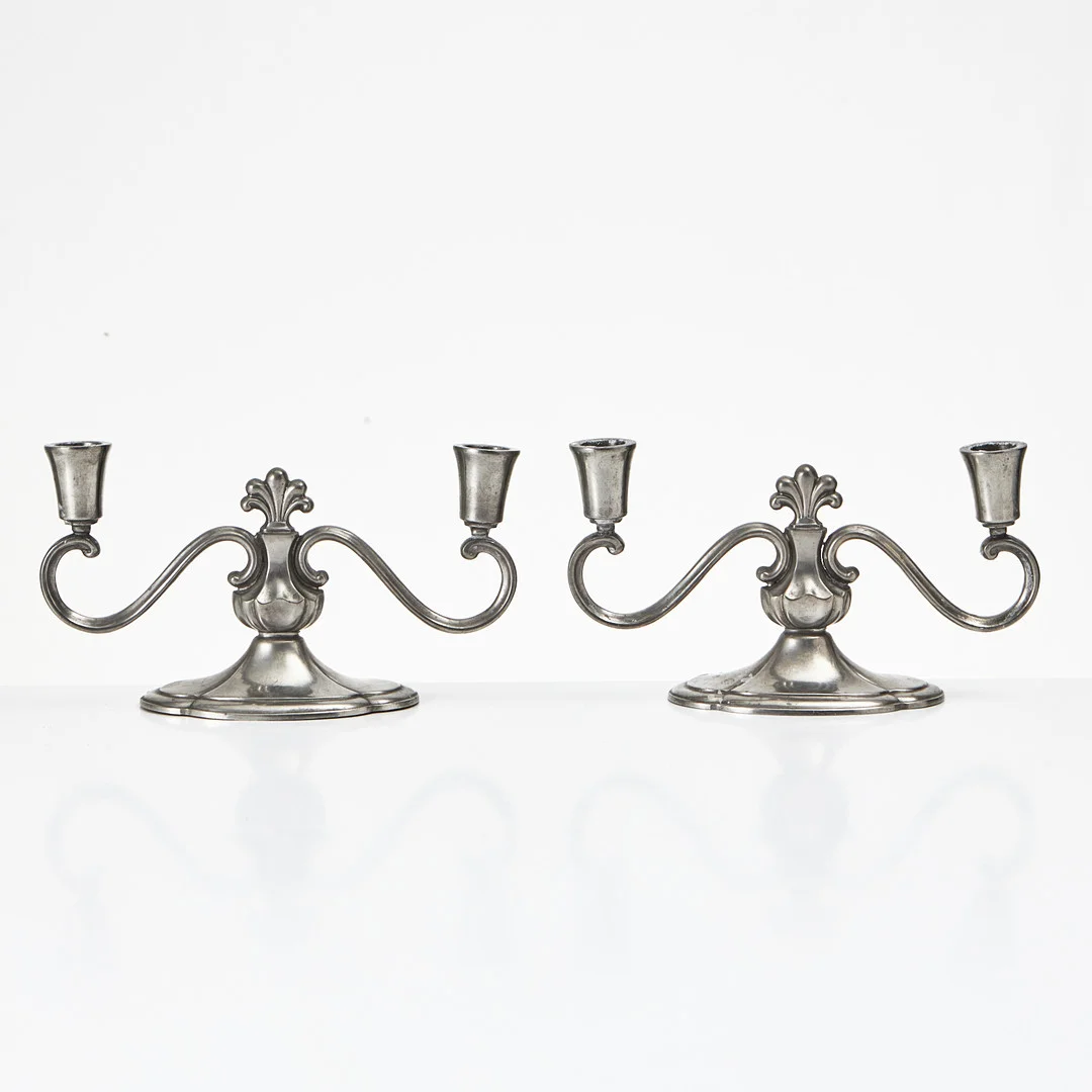 KANDELABRAR, ett par, tenn, 1930-tal, Art Deco, för två ljus, J.L. Hultman. — Pewter, Brass & Copper — Stockholms Auktionsverk Magasin 5