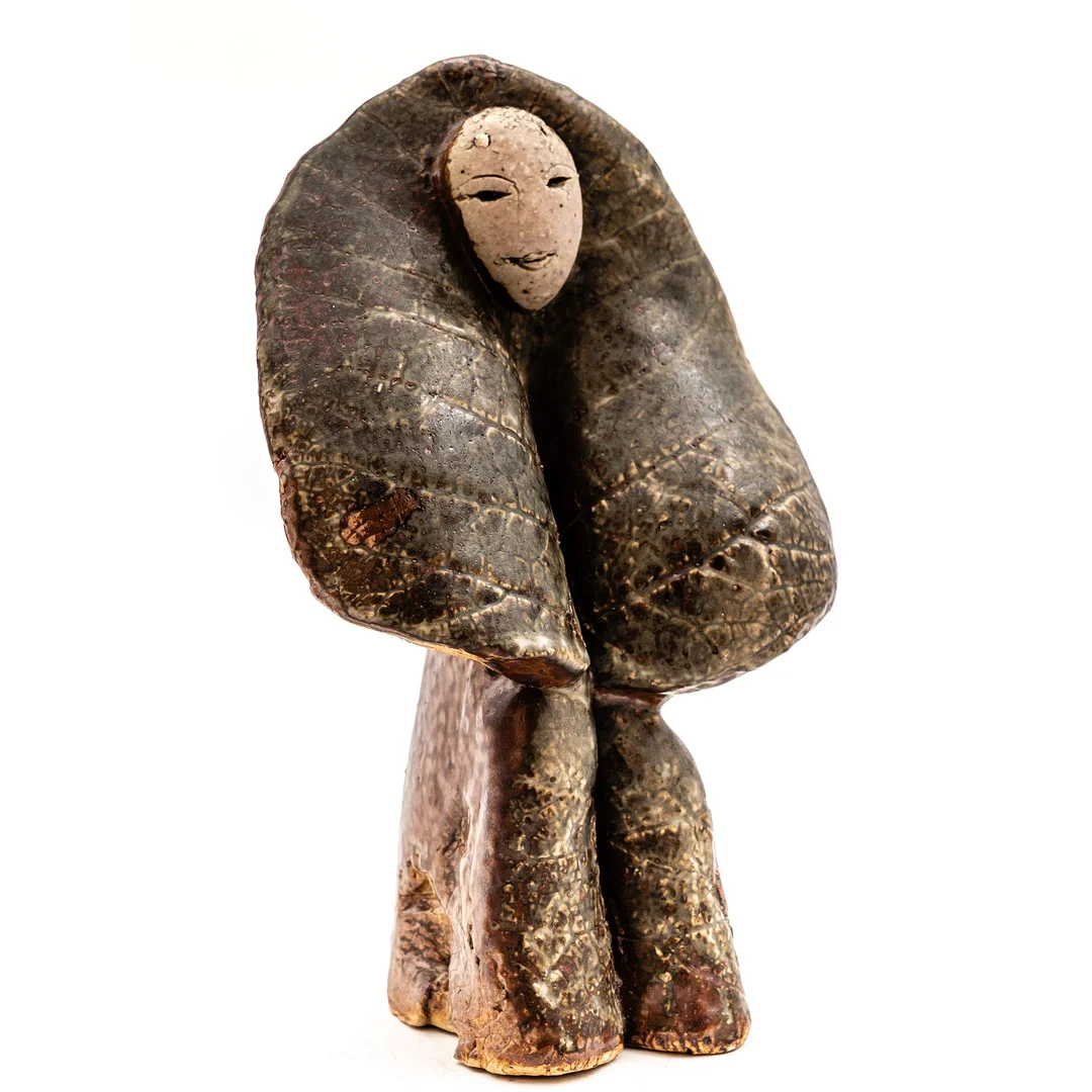 LISA LARSON. Skulptur / Figurin, Unik, "Flicka i löv" Signerad: Lisa L, Egen ateljé 1900-tal. — European — Norrlands Auktionsverk