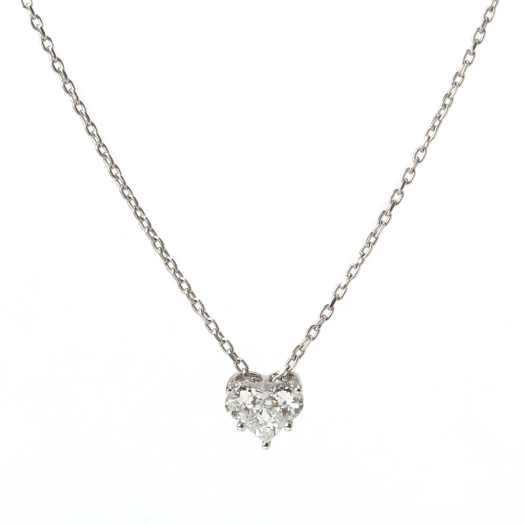 COLLIER, 18K vitguld med hjärtslipad diamant, ca 0.41 ct samt 2 st små briljantsliapde diamanter, totalt ca 0.06 ct. — Necklace — Stockholms Auktionsverk Göteborg