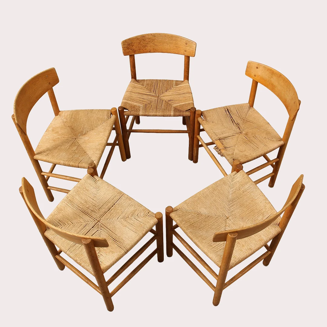 BØRGE MOGENSEN. Set om fem "Folkestole" med stomme av massiv ek, sits av flätat papperssnöre, modell J39, Fredericia Danmark, formgiven 1947. — Armchairs & Chairs — Limhamns Auktionsbyrå