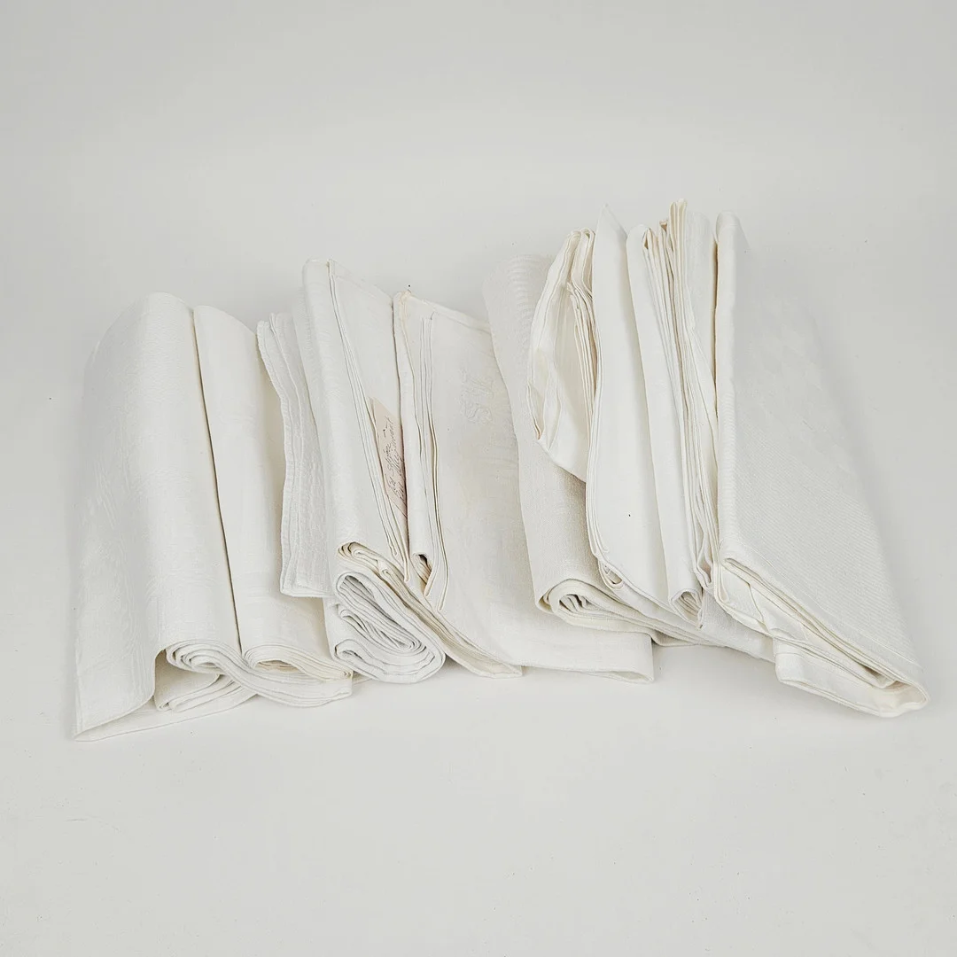 DUKAR, 10 st, bland annat damast, 1900-tal. — Textiles — Auktionshuset Thörner & Ek