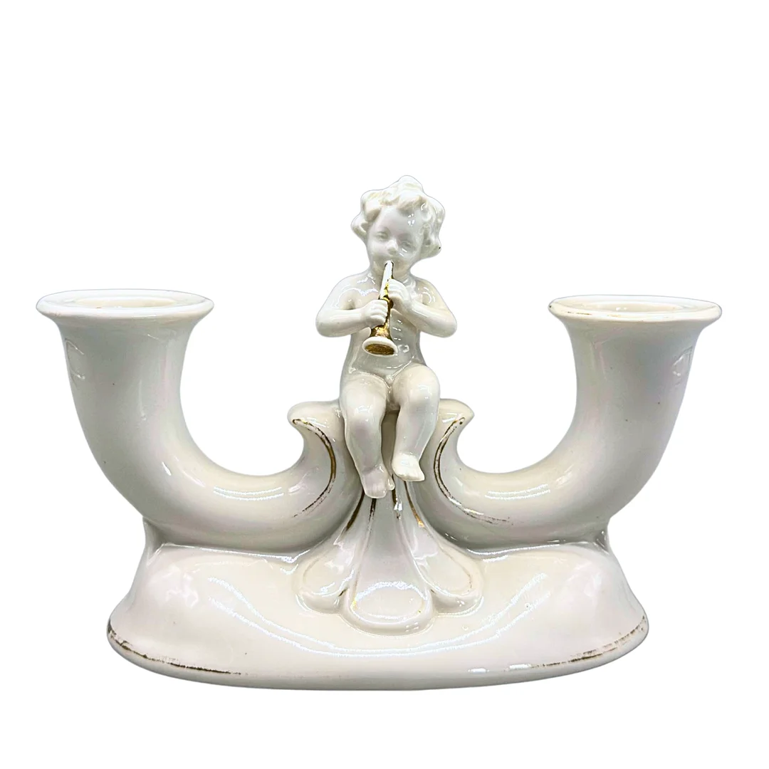 ZWEIARMIGER PORZELLAN-KERZENLEUCHTER MIT EINEM SITZENDEN PUTTO. — European — Auktionshaus Stuber's Hammerschlag