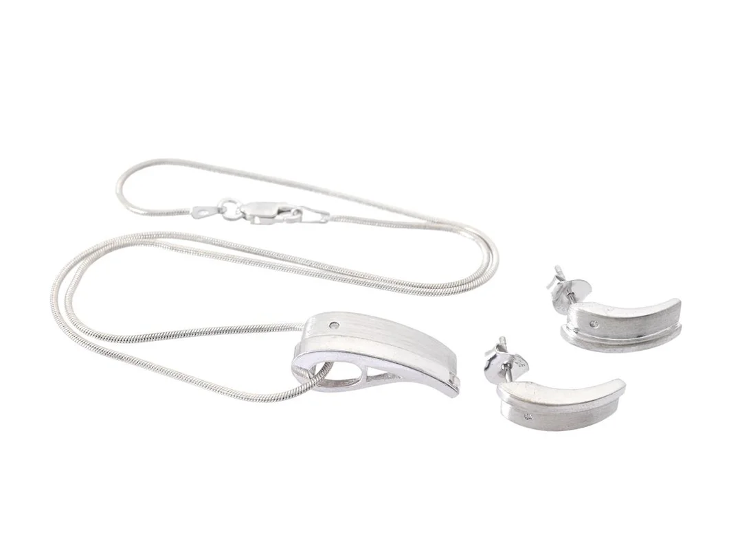 SMYCKESET, 1 hänge med kedja, 1 par örhängen, sterlingsilver, 3 briljantslipade diamanter ca 0,02 ctv, W/P, ormlänk, längd kedja 38 cm, höjd hänge 2 cm, höjd örhängen 1,5 cm, stift, totalvikt ca 12,5 g. — Smycken/Smyckeset — Kaplans