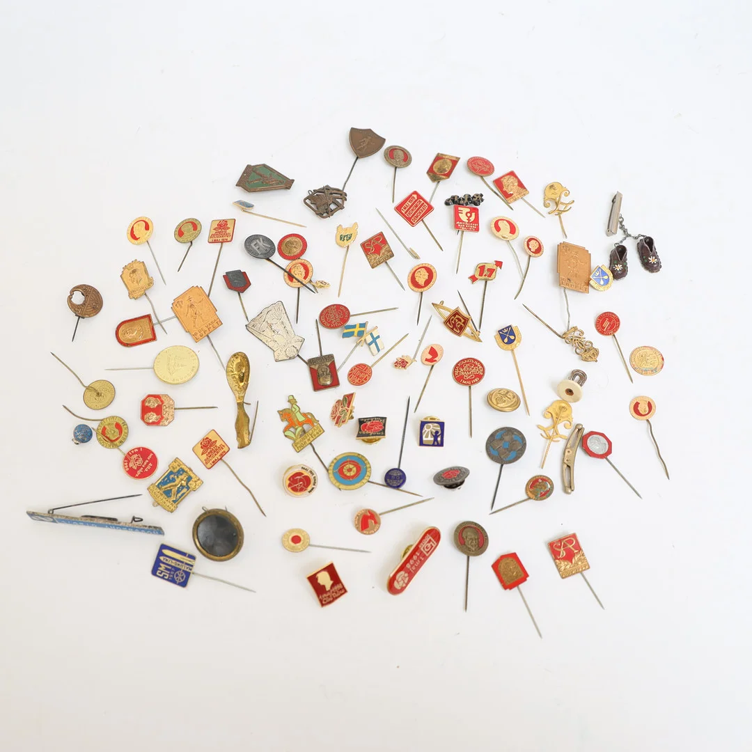 PINS, bland annat politiska. — Other collectables — Falun Auktionsbyrå