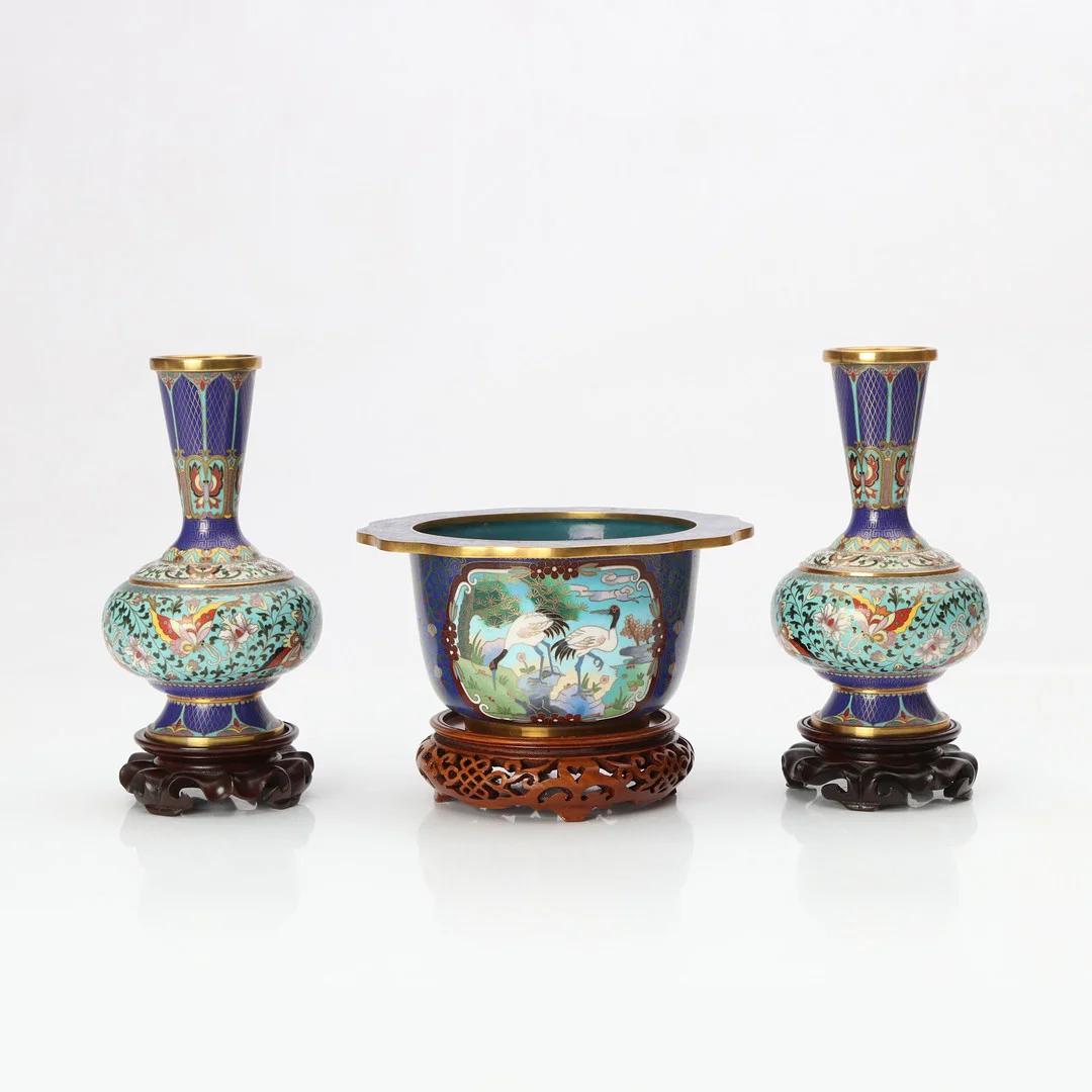 VASER, ETT PAR SAMT YTTERFODER. Cloisonnéarbeten. Kina, 1900-tal. — Cloisonné — Skånes Auktionsverk