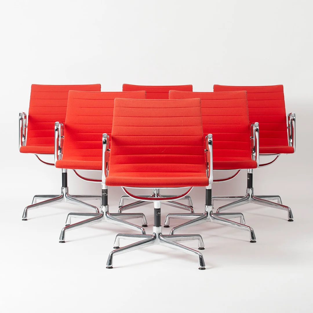 CHARLES & RAY EAMES. Vitra / Hermann Miller. Set Bürostühle / Aluminium Chairs, Modell 'EA 107', Aluminium, Hopsak, Entwurf 1958, Deutschland. (6). — Armchairs & Chairs — Stockholms Auktionsverk Köln