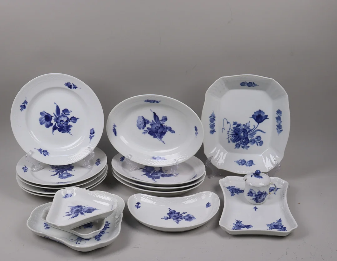 SERVISDELAR, "Blå Blomster", Royal Copenhagen, 16 delar. — Tableware — Markus Auktioner