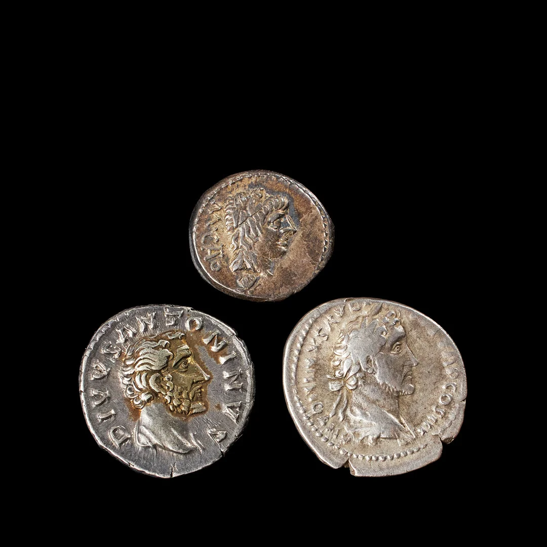 SILVERMYNT, 3 st, romerska bl a Antonius Pius, denarius, med Marcus Aurelius 138-161, romersk republik Marcus Porcius Cato, präglat 89 f Kr. — Coins & Banknotes — Stockholms Auktionsverk Sickla