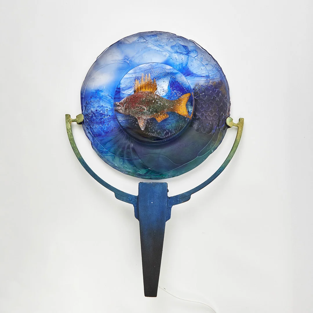 KJELL ENGMAN. Väggskulptur, "Fönster mot havet I", Kosta Boda, unik. Gjuten med polykromt innesluten målad dekor. — Art glass — Stockholms Auktionsverk Magasin 5