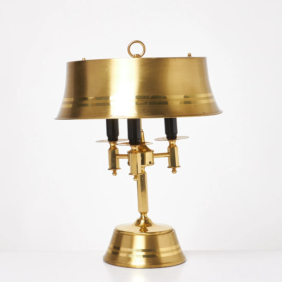 BORDSLAMPA, ÖIA (Örsjö Industri AB), mässing, skärm och fot mässingplåt, 3 st ljuskällor, 1900-talets andra hälft. — Table Lamps — Stockholms Auktionsverk Sickla