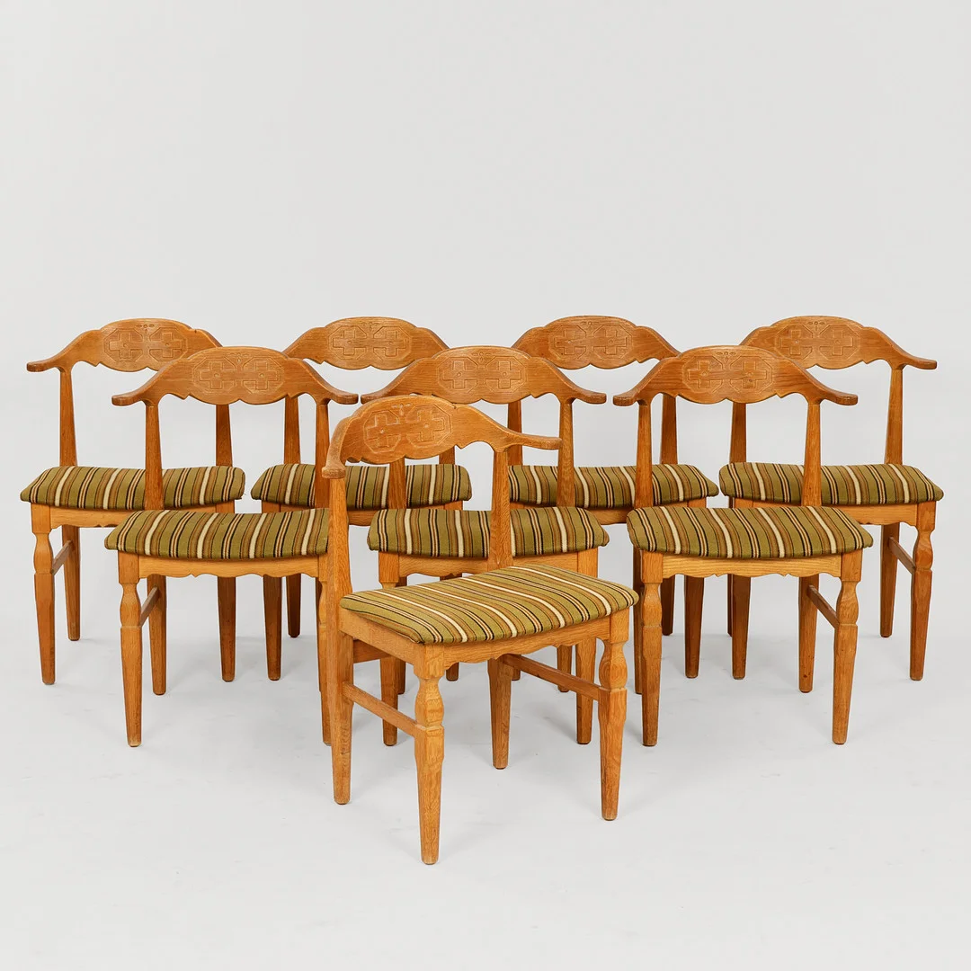 HENRY KJÆRNULF (1911-1975). Sæt af otte stole med stel af massivt eg, sæder betrukket med uld EG Kvalitetsmøbel, model nr. 60, Danmark, 1960/70'erne, (8). — Armchairs & Chairs — Palsgaard Kunstauktioner