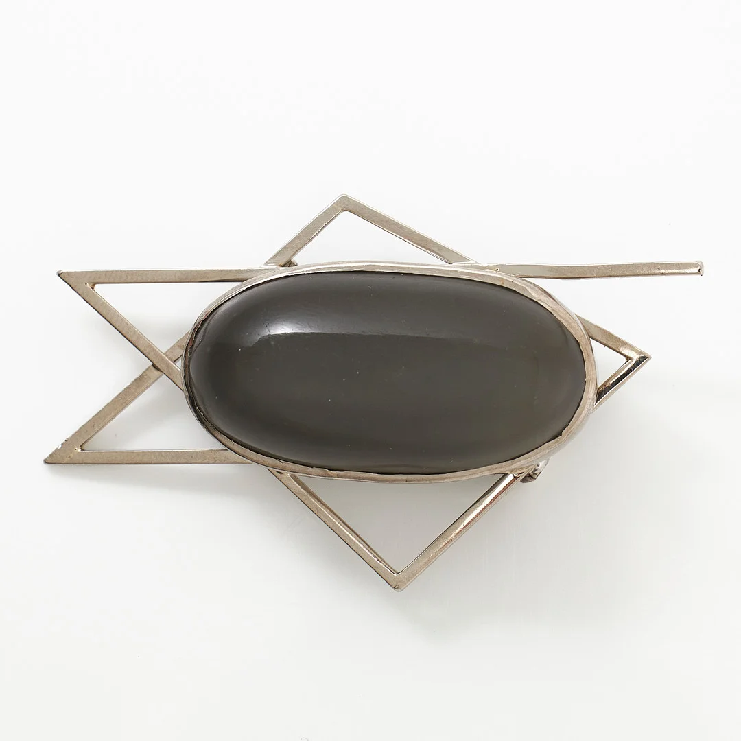 BROSCH, 18 k vitguld, cabochonsslipad grå månsten med chatoyance effekt, Torndahls Juvelerare AB, Stockholm 1956. — Brooches & Pendants — Stockholms Auktionsverk Magasin 5