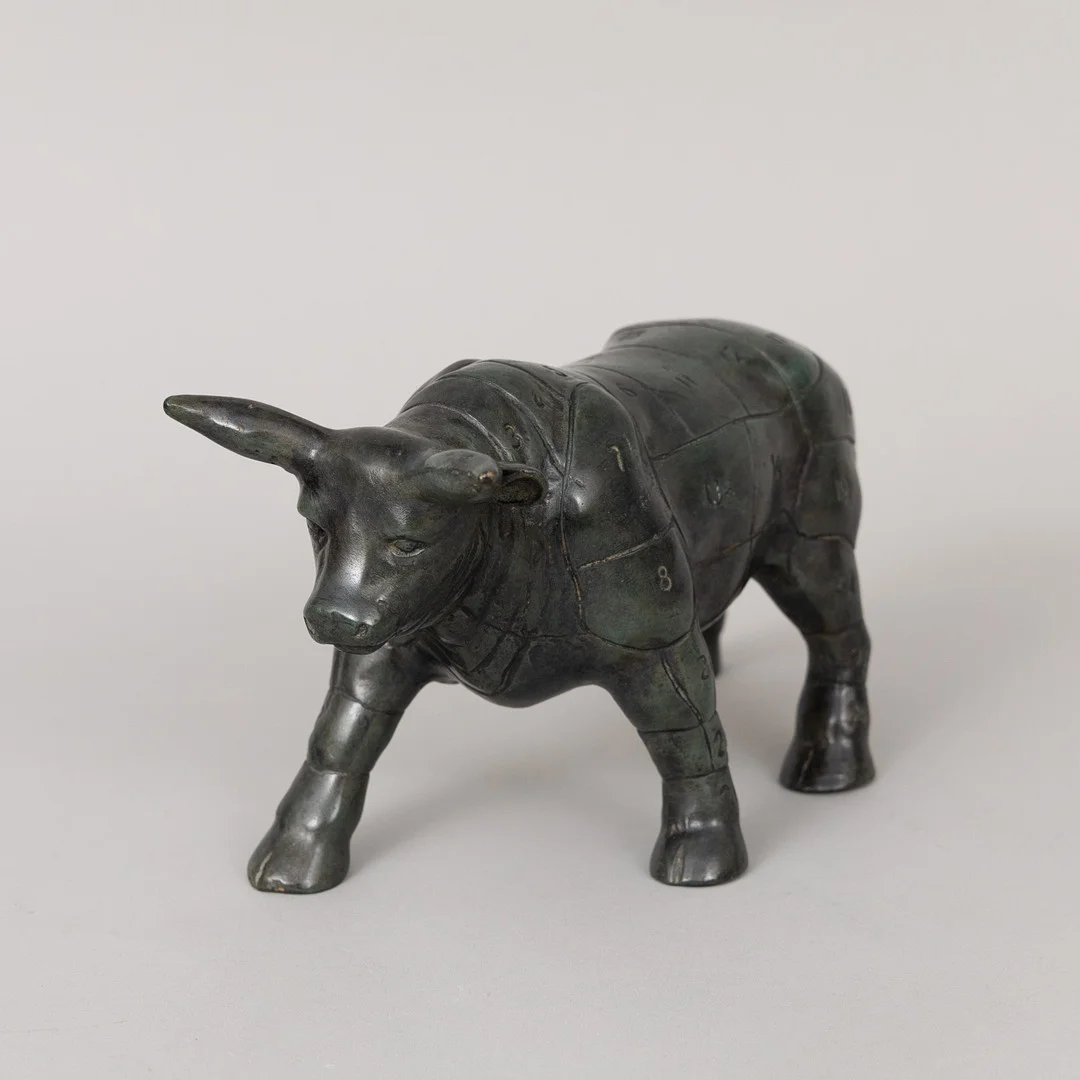 ANDREAS WARGENBRANT. Bull, grönpatinerad brons, "Styckningsschema", gjutningsstämplad W. — Sculptures & Bronzes — Garpenhus Auktioner