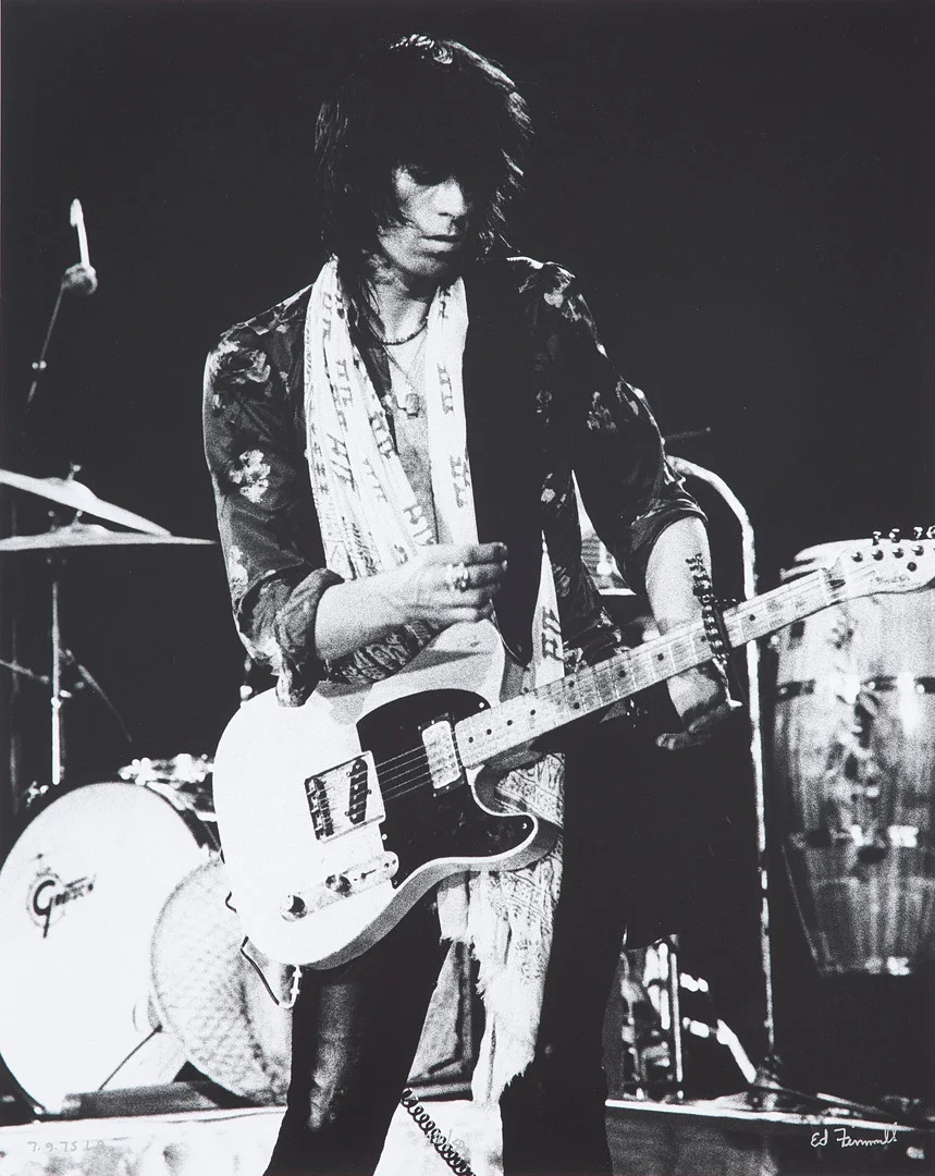 ED FINNELL (USA/SVERIGE, FÖDD 1956). Keith Richards, Rolling Stones, ''Tour of the Americas'', Los Angeles, 9 Juli 1975, signerad Ed Finnell, numrerad 22/50. — Photography — Stockholms Auktionsverk Sickla