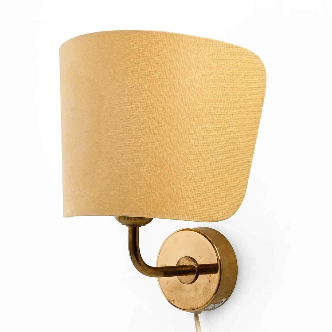 JOSEF FRANK (1885–1967). Vägglampa, modell 2143-2, mässing, textilskärm, Firma Svenskt Tenn. — Wall Lights — Crafoord Auktioner Stockholm