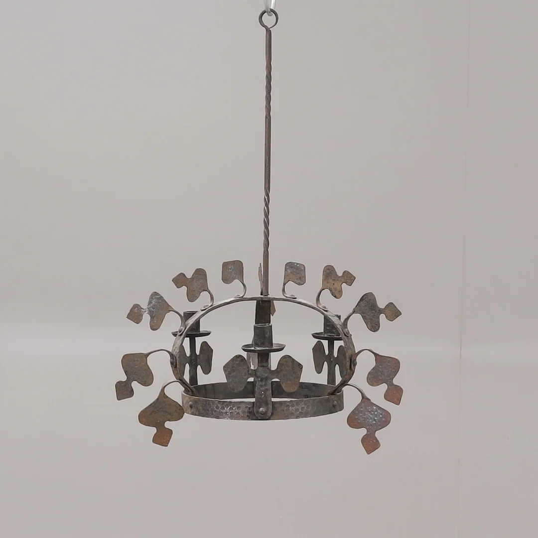 LJUSKRONA, smide, 1900-talets första del. — Chandeliers — RA Auktionsverket Norrköping