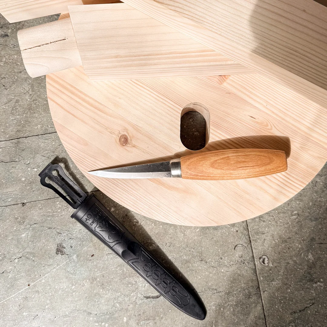 SWEDESE X MORAKNIV. PALL (1 st) "Orörd". Swedese och Morakniv utmanar dig här som en del i ett projekt att hylla hantverket att med hjälp av en täljkniv sätta din prägel på en rå träpall. — Other — Crafoord Auktioner Stockholm