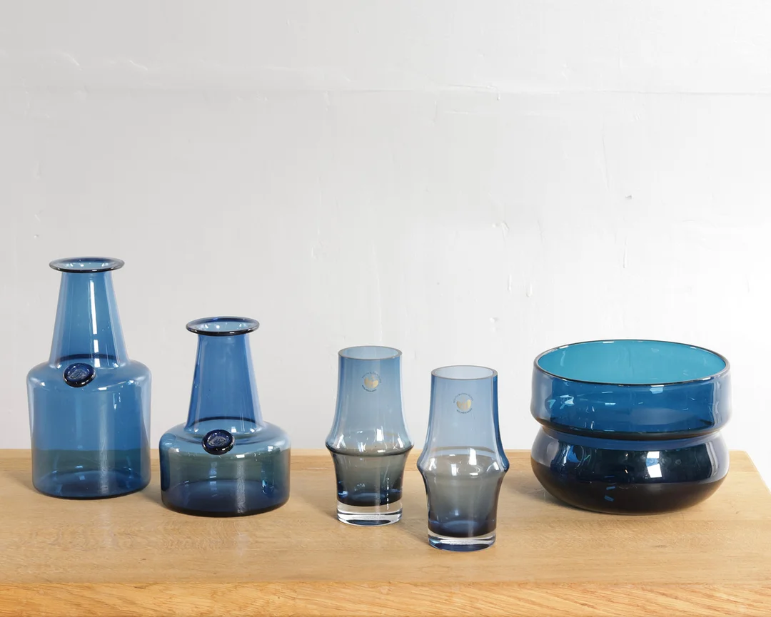 JACOB E. BANG / SEBASTIAN HOLMBÄCK. Samling af blåt glas. Fremstillet hos Holmegaard Glasværk og Kastrup Glasværk (5). — Utility glass — Woxholt Auktionshus
