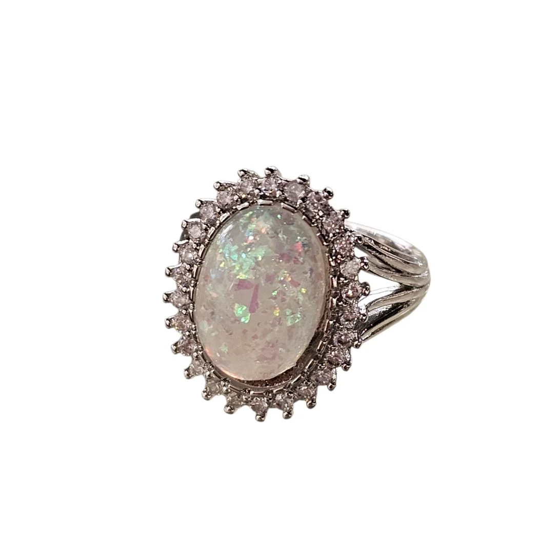 Sortija con símil ópalo en metal plateado. — Rings — Arce Auctions